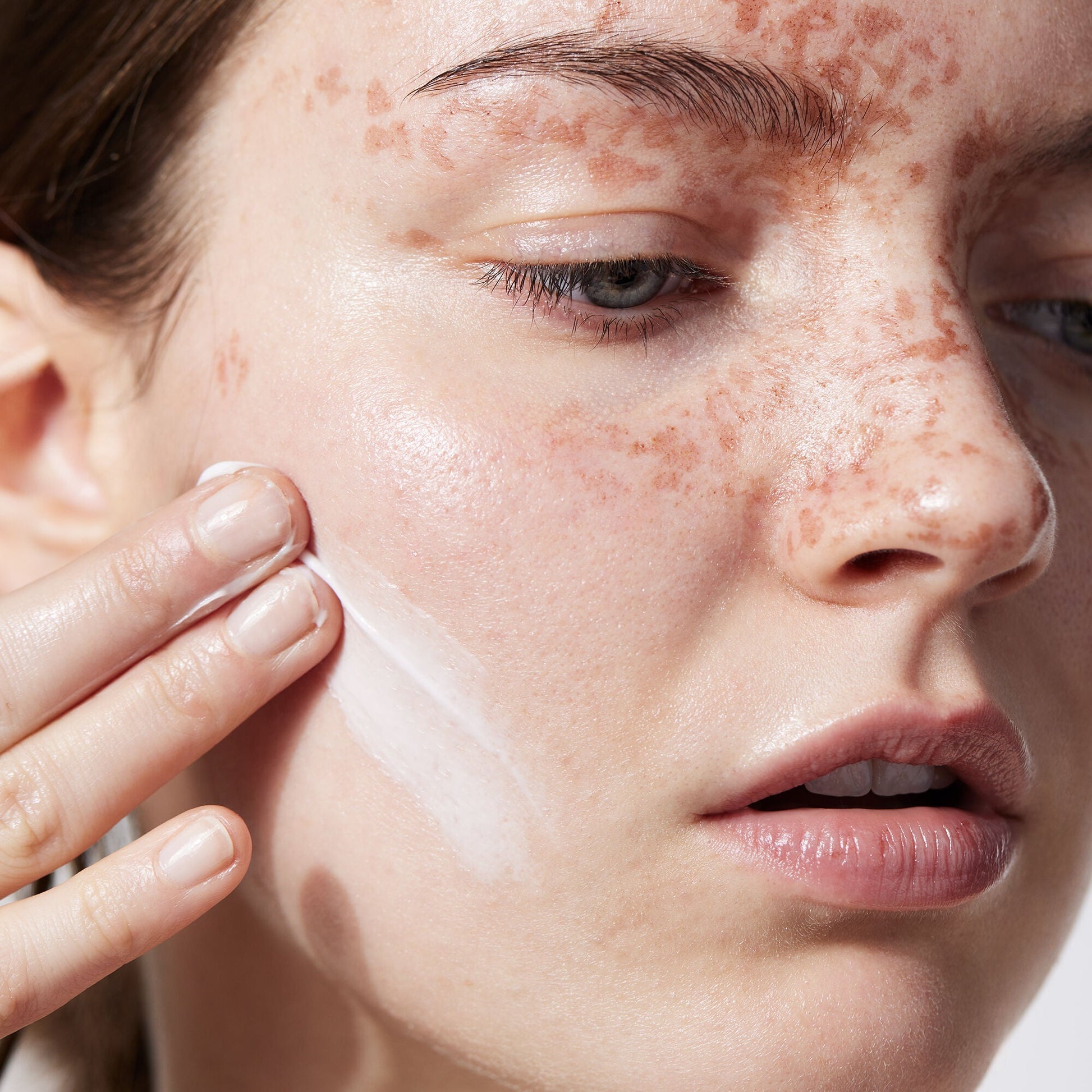 holy-hydration-face-cream-z7 040822_Model_HH-FaceCream_091_RT2-V1_IGF_38740f4c-997d-4161-a3bd-3457855e993f.jpg