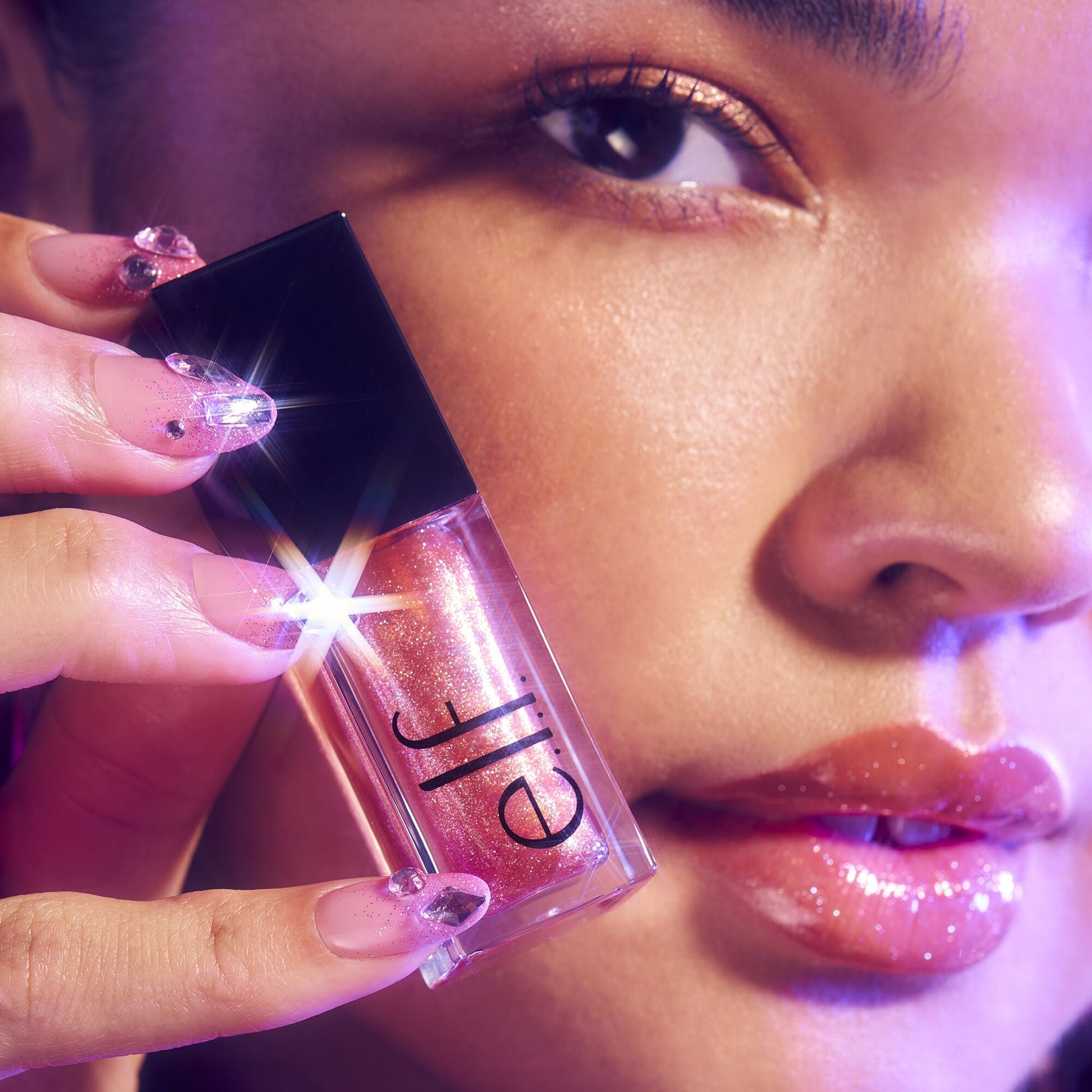glow-reviver-plumping-lip-oil-y9 072225_Breanna_LipPlump_0391_2000x2000_0613e084-a418-44f9-b40d-c461b7a4b6db.jpg
