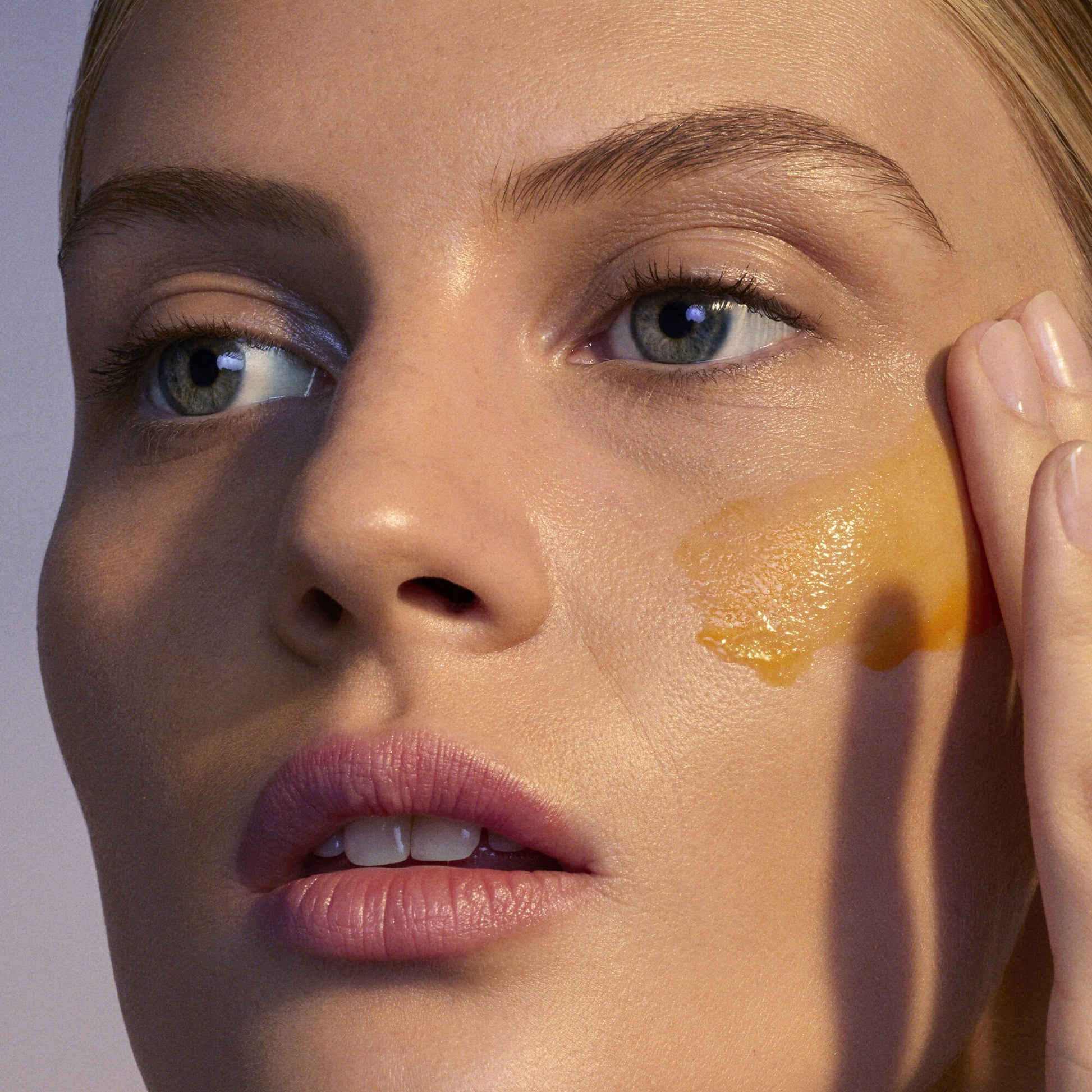 youth-boosting-advanced-night-retinoid-serum-regular-k0 080222_Florence_ANR_0403_IGF_V2.jpg