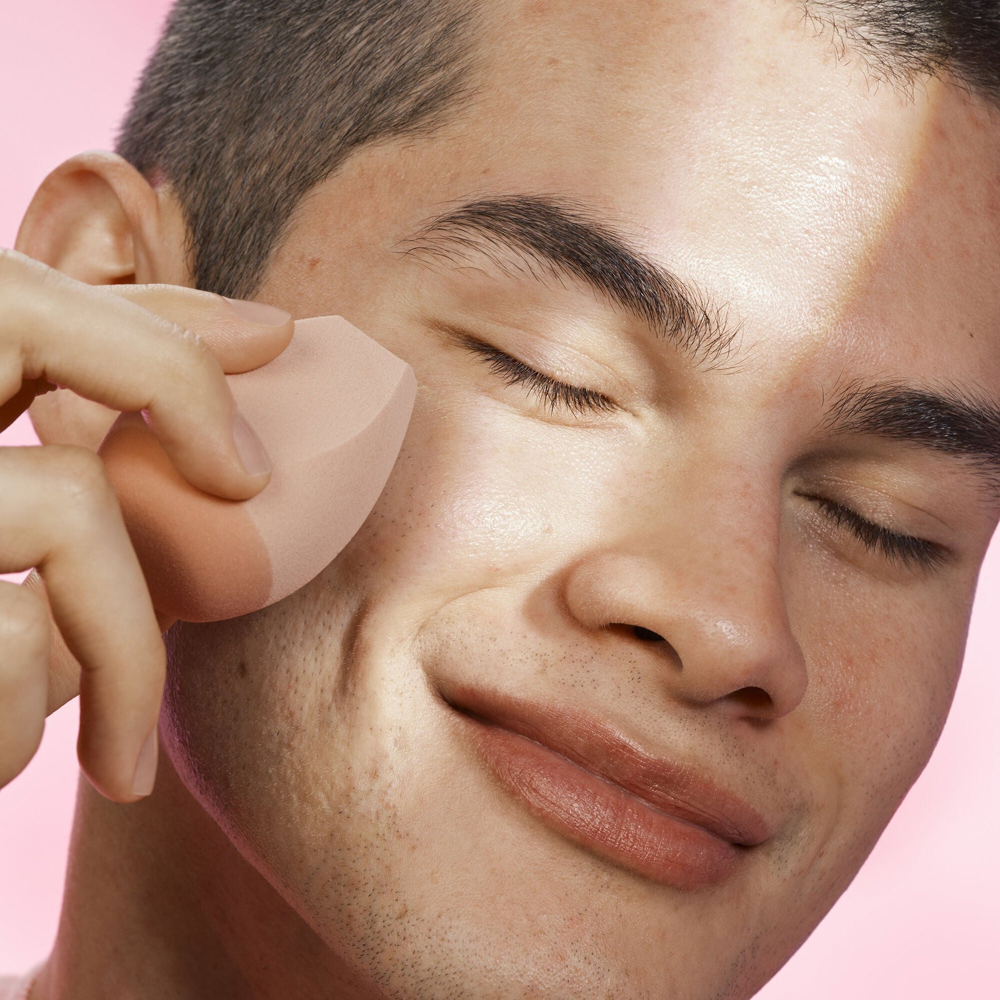 halo-glow-angled-silicone-face-sponge-k5 102124_HGST_Alfredo_Application_0134_v2_RGB_IGF.jpg