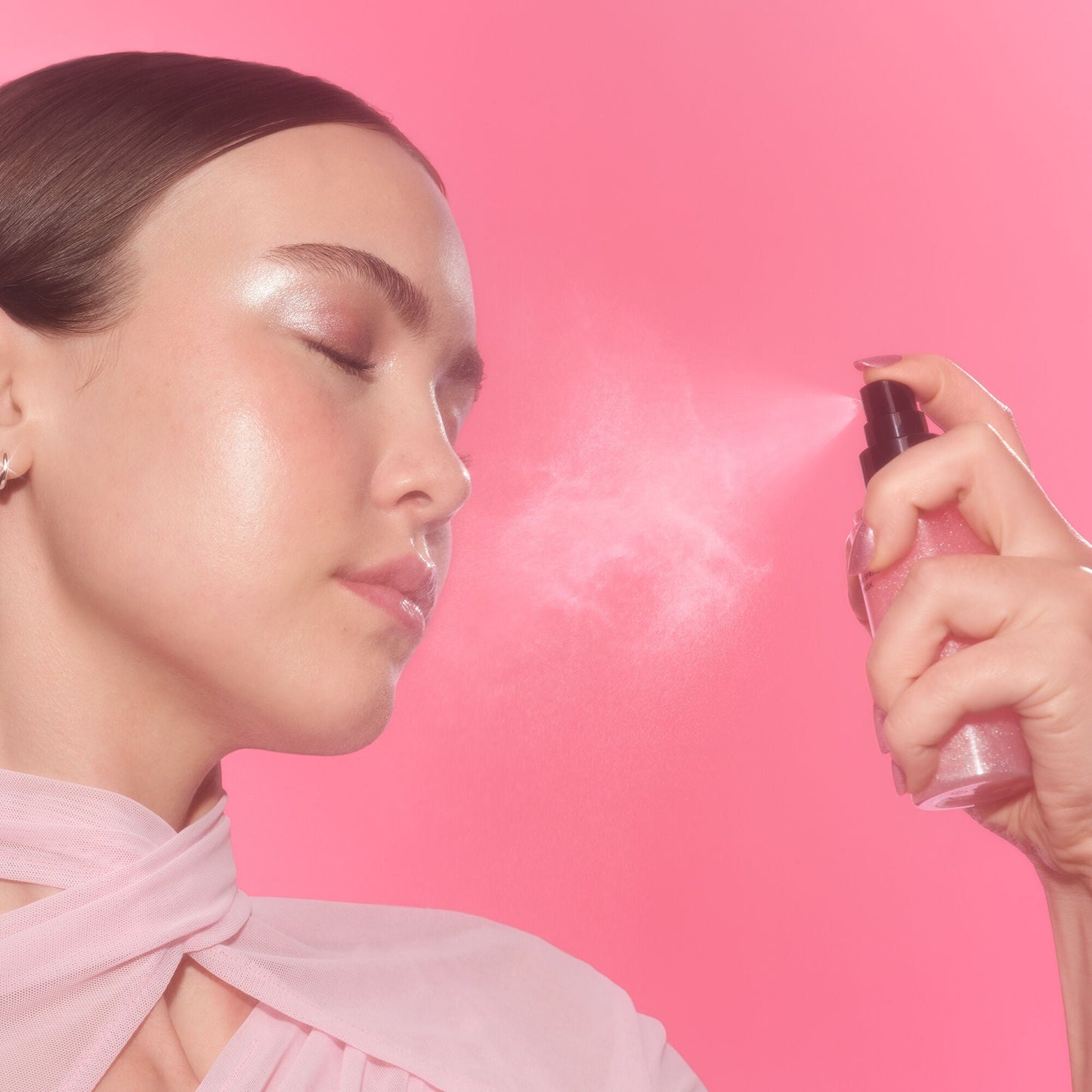 power-grip-rose-setting-spray-y0 102225_Haley_PG_Pink_App_038_v3_RGB_IGF_afa202e0-e395-4ab2-8641-8545bdabb8f6.jpg