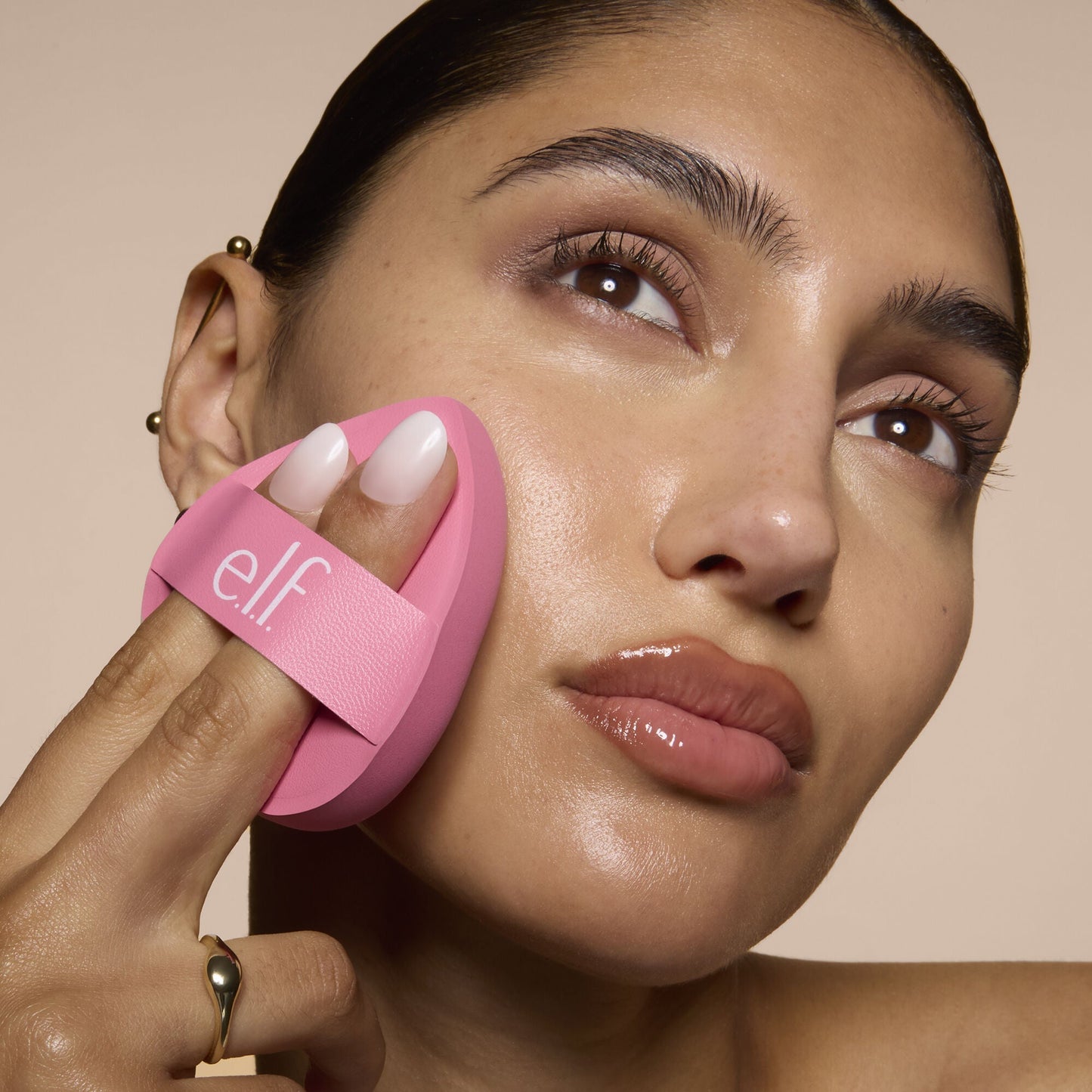 pillow-puff-foundation-sponge-a0 81838_MOM_PILLOW_PUFF_FOUNDATION_SPONGE_TOOL_SHOT_SONALI_0126_V2.jpg