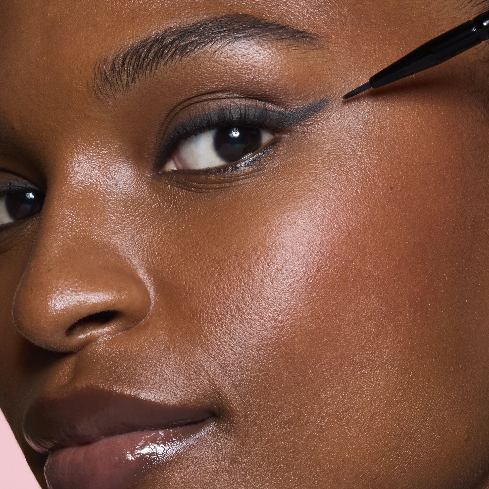 ultra-fine-eyeliner-brush-b9 81915_ULTRA_FINE_EYELINER_BRUSH_TOOL_SHOT_MOM_TSHECA_0120_v2.jpg