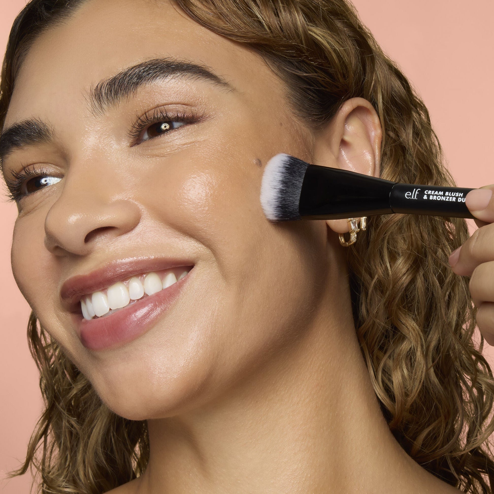 cream-blush-and-bronzer-duo-brush-a2 83857_CREAM_BLUSH_BRONZER_DUO_BRUSH_Q4_Alyssa_0173_V4_388aa08a-f9a4-4160-ae36-d9cdde1f6141.jpg