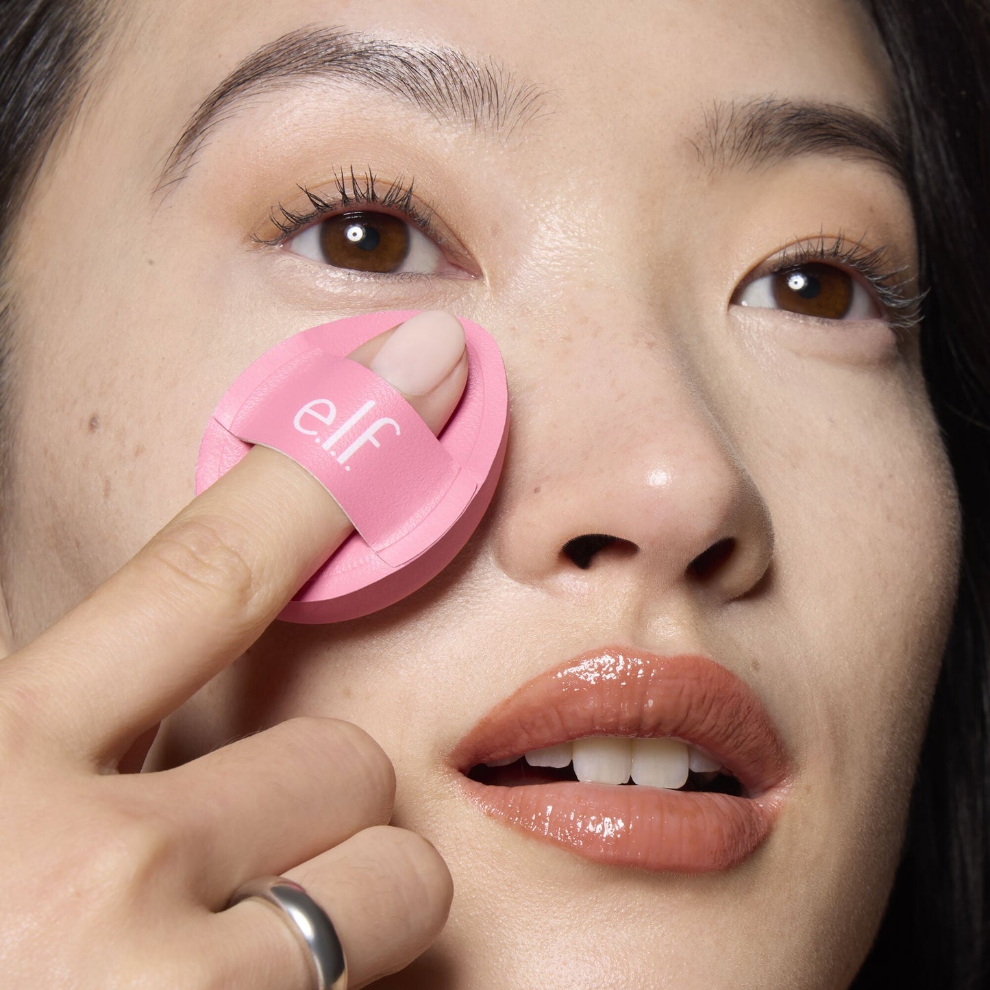 pillow-puff-concealer-sponge-f0 85120_MOM_PILLOW_PUFF_CONCEALER_SPONGE_TOOL_SHOT_SAKURA_V1_0095_V3.jpg