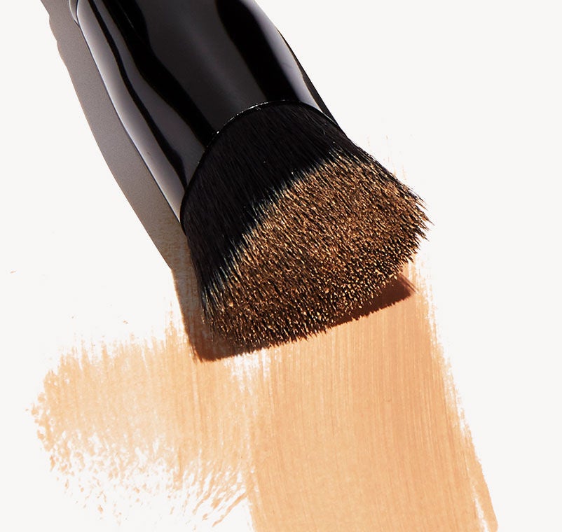 triangular-buffing-foundation-brush-c5 shot.jpg